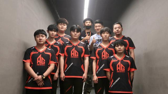 官方LOL推特宣布： LPL 的官方英文直播将被取消，仅保留纯直播和二级直播。