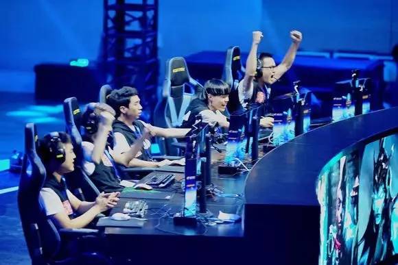 LPL夏季赛第二周最佳阵容出炉，LNG成为最大惊喜